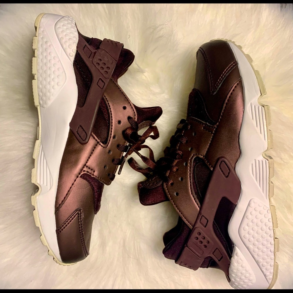 Wow! Nike Huarache Size 6.5 burgundy sneakers.